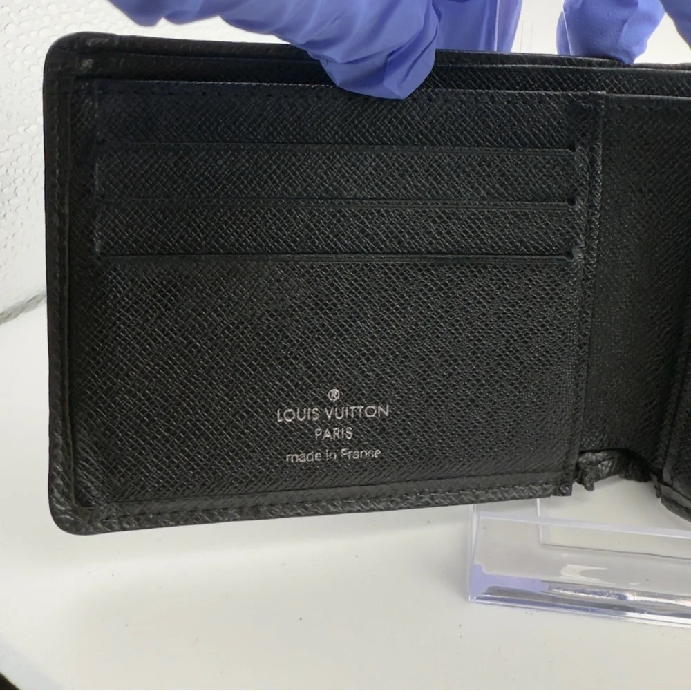 Louis Vuitton Black Taiga Leather Bifold Wallet | Men’s | Pre-Owned |